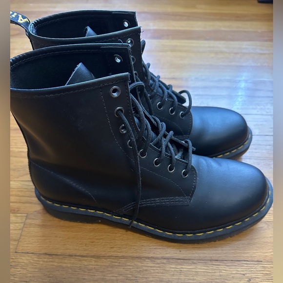 MENS DR.MARTENS size 11- New out of box, worn 1 hour in office- as seen in soles - Picture 5 of 9